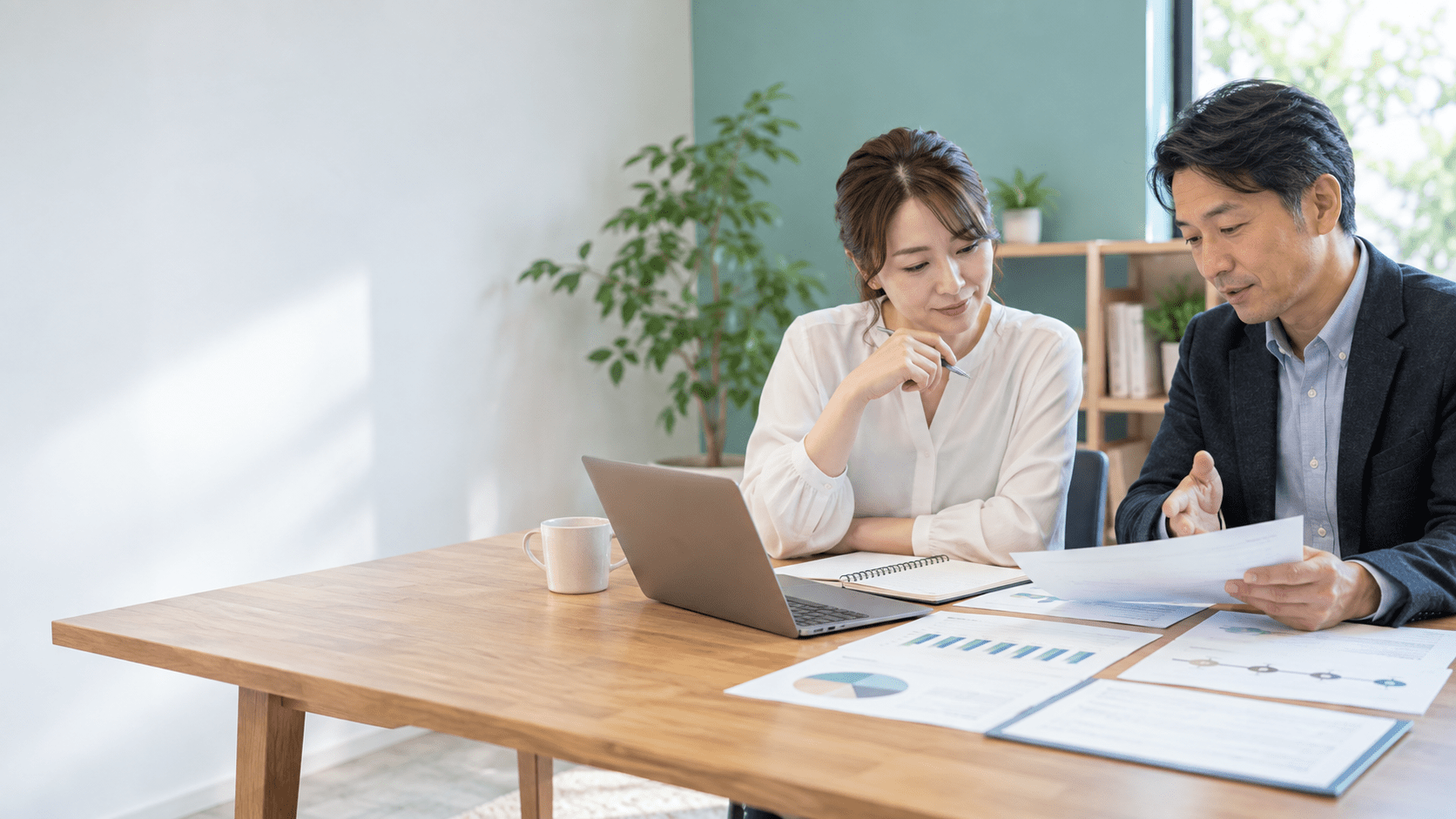 補助金活用の前に事業計画を整理する事業者と担当者